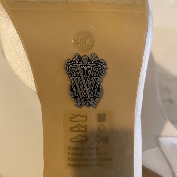 Vera Wang white heels with bow - Picture 4 of 4